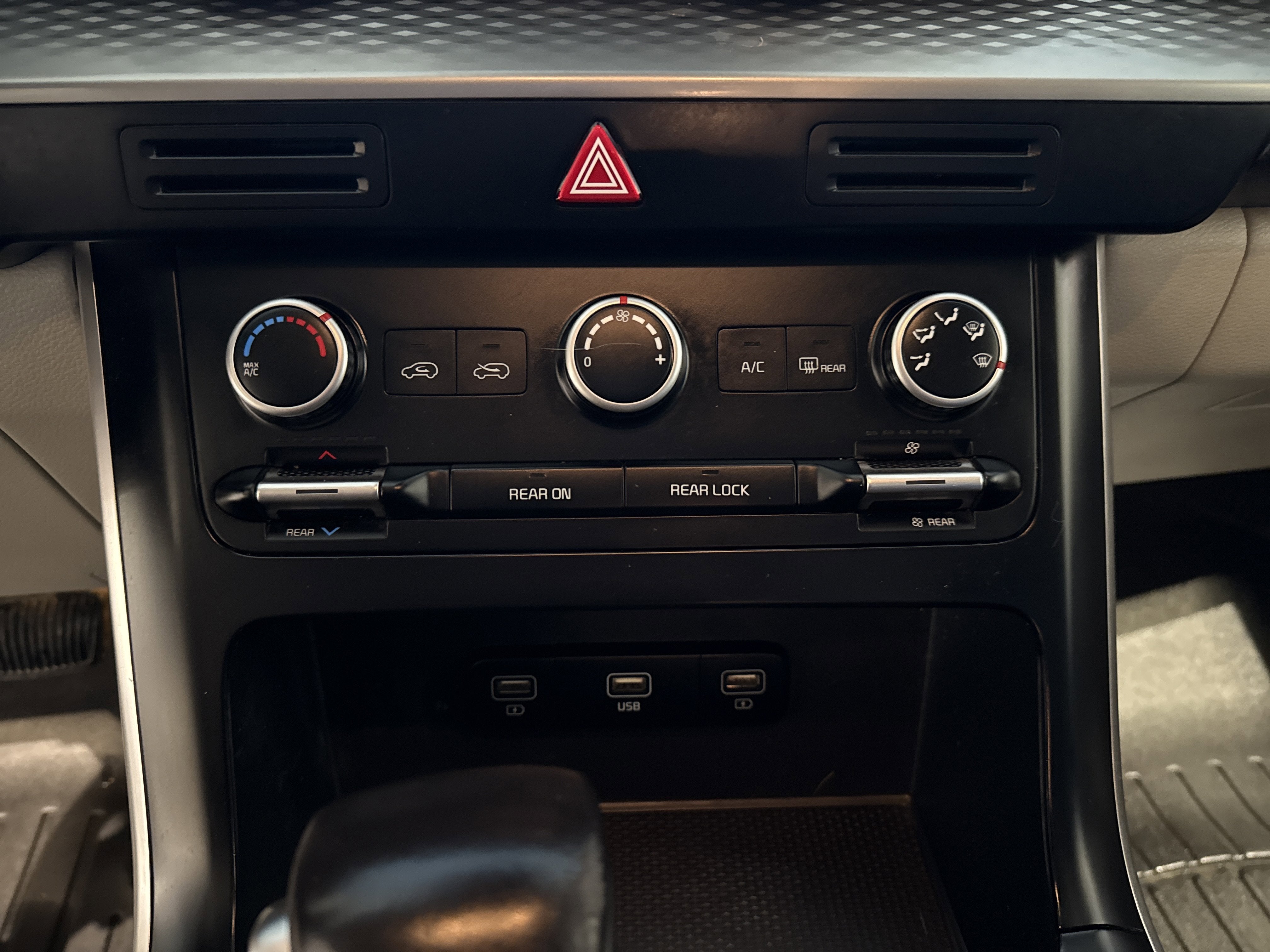 2023 Kia Carnival LX